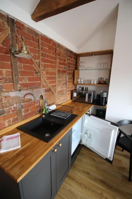 Apartment 6 At Number 8: City Centre, 1 Bedroom, Sofa Bed In Lounge Кентърбъри Екстериор снимка